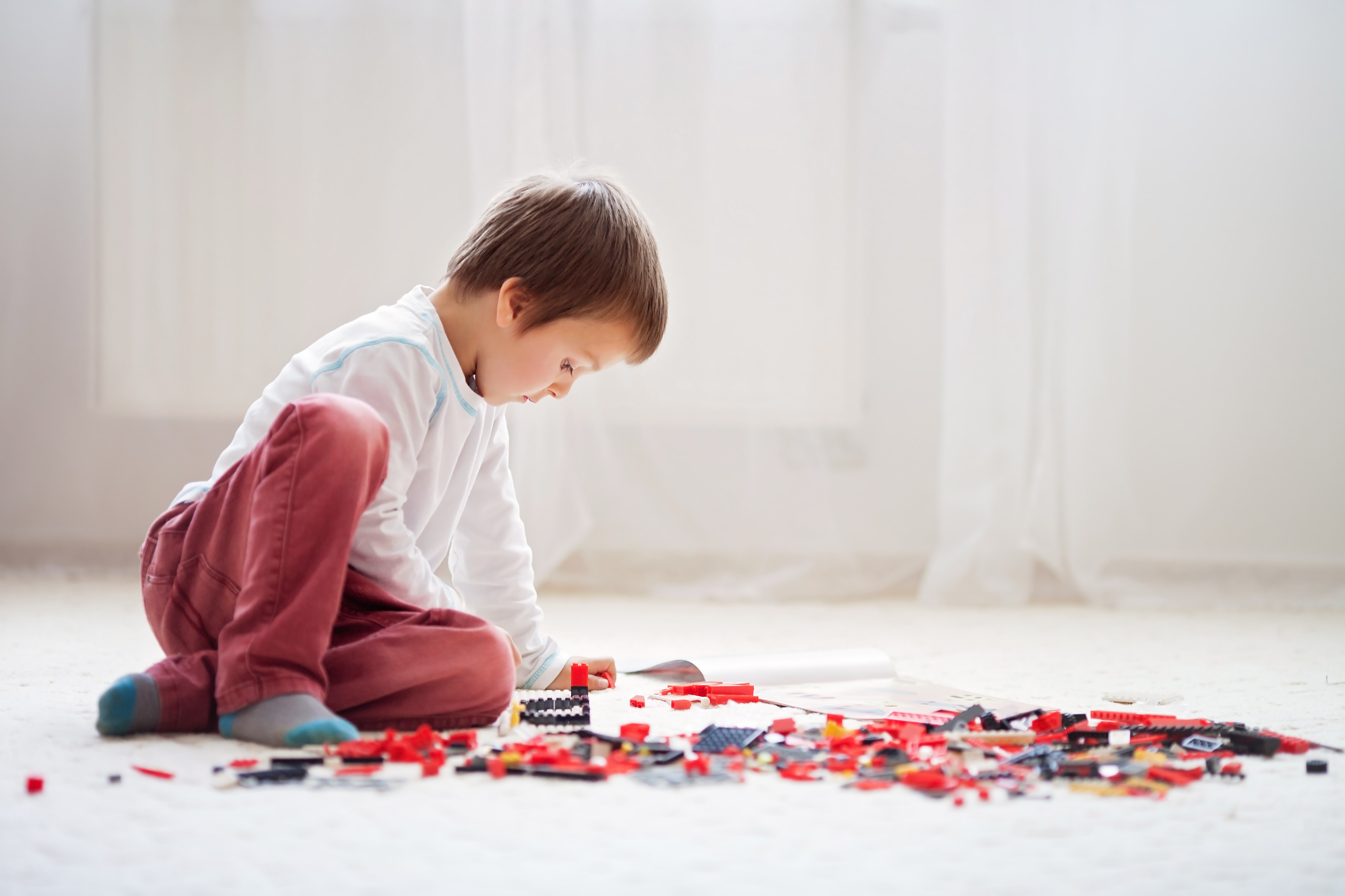 poiss mängib õksi lego klotsidega