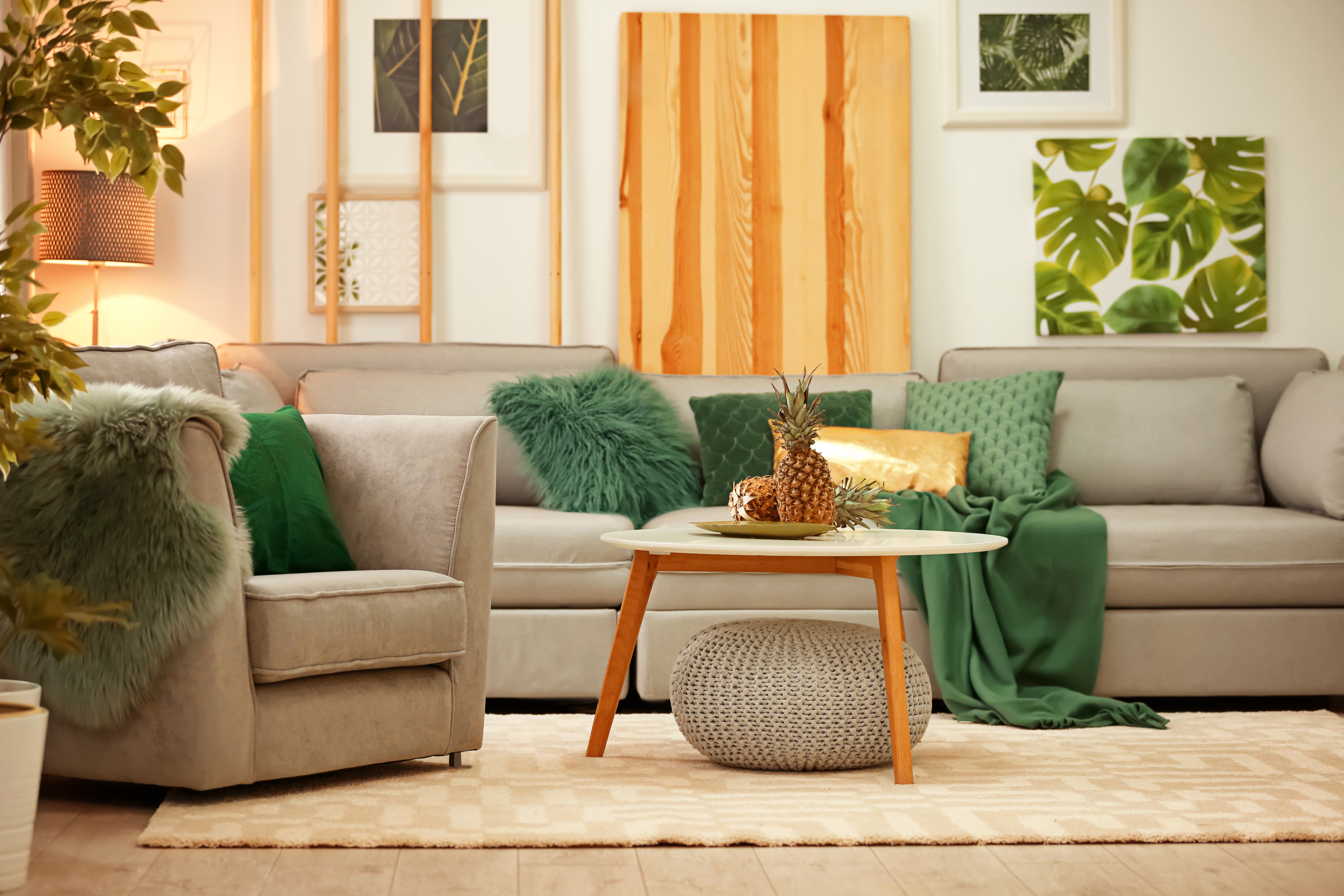 rohelised dekoratiivsed tekstiilid elutoas