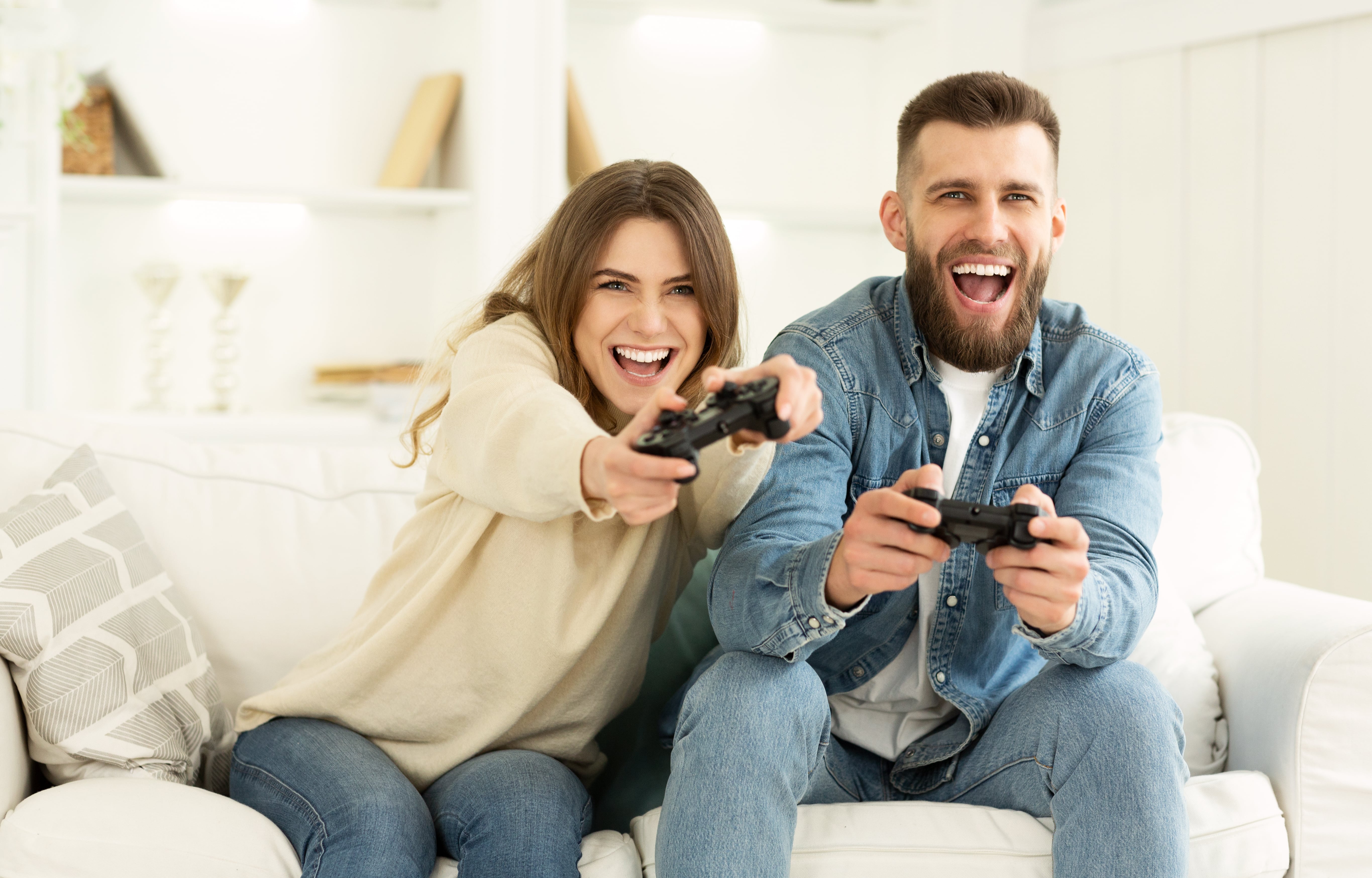 mees ja naine mängivad playstation 5-ga