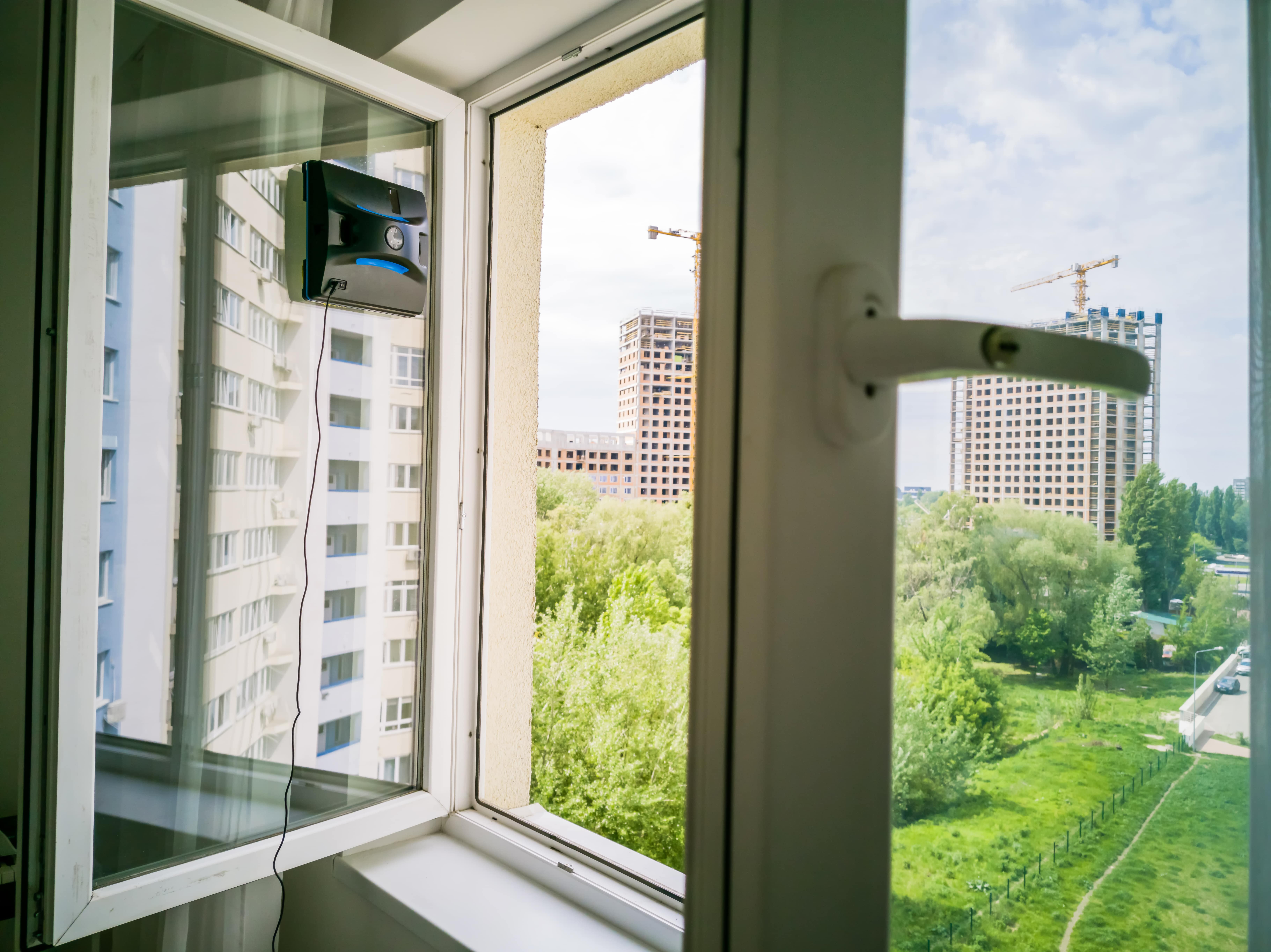lihtne võumalus aknaid pesta aknapesurobotiga