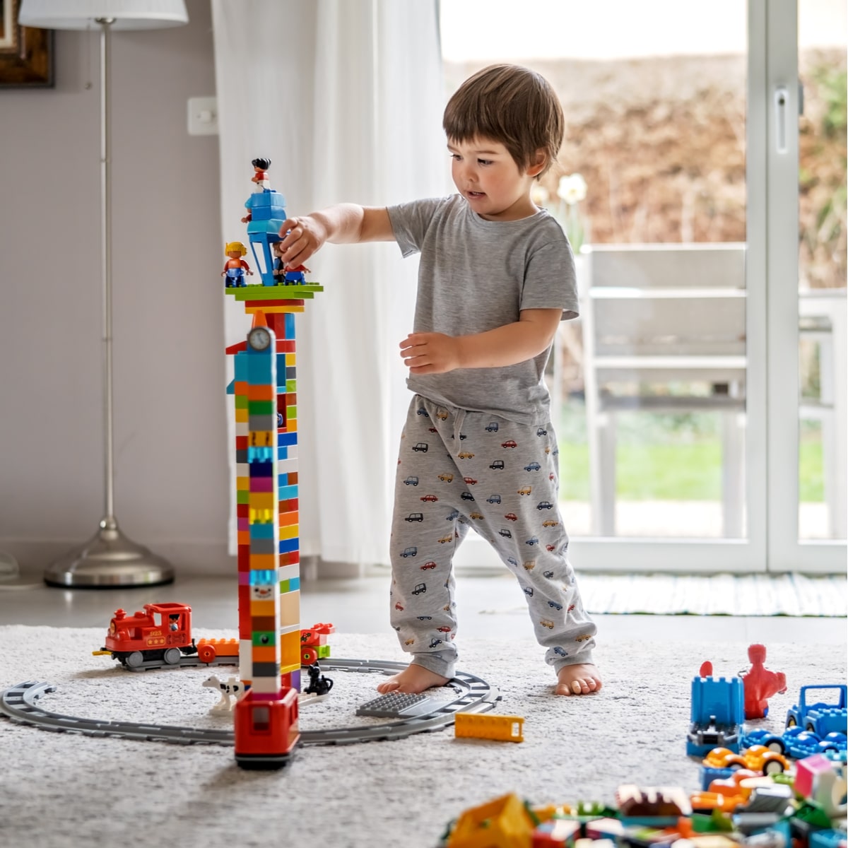 poiss ehitab legodest torni