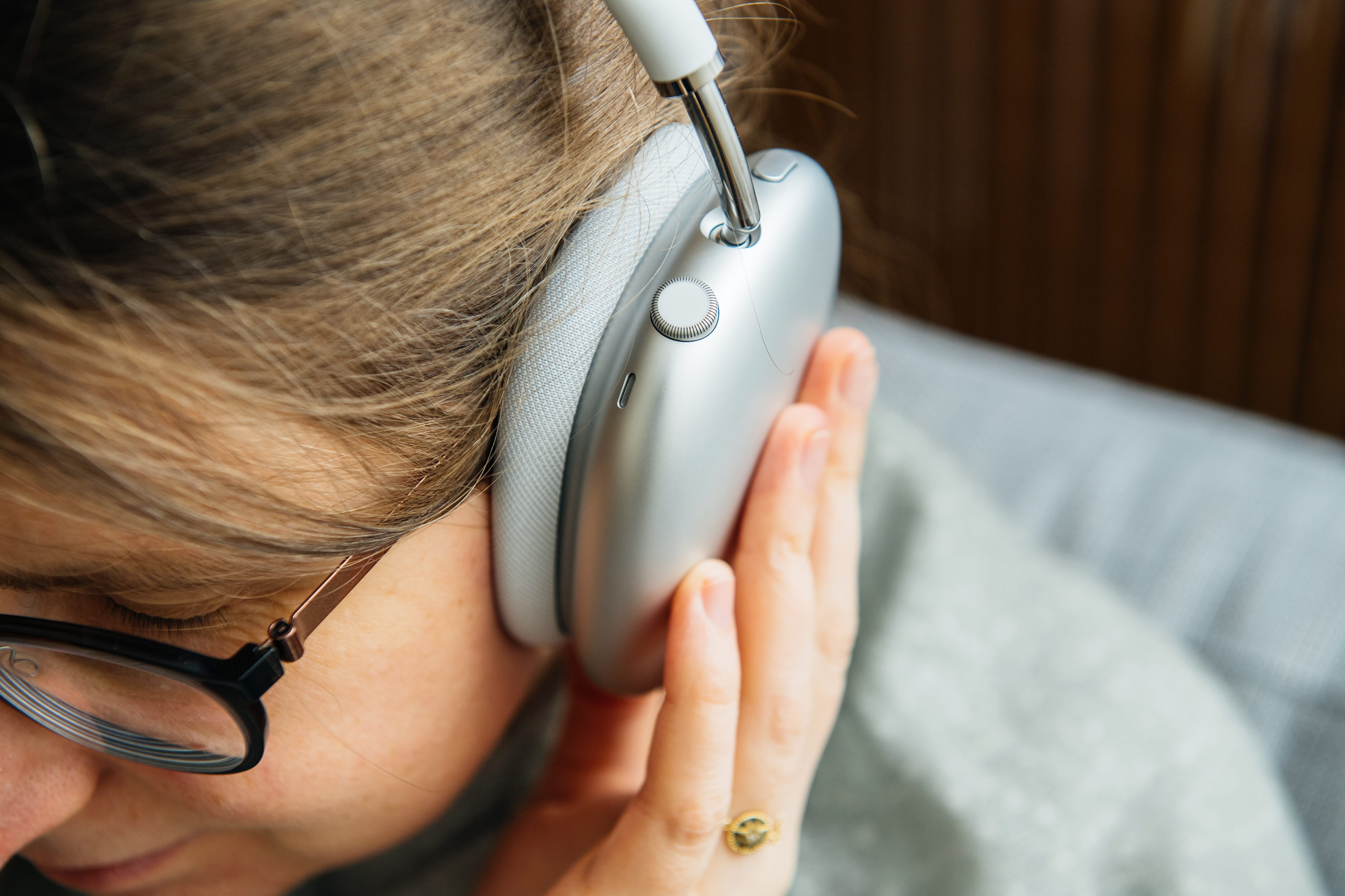 muusika kuulamine apple airpods max kõrvaklappidega