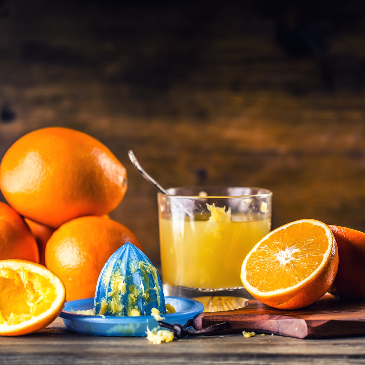 värske apelsinimahla pressimine
