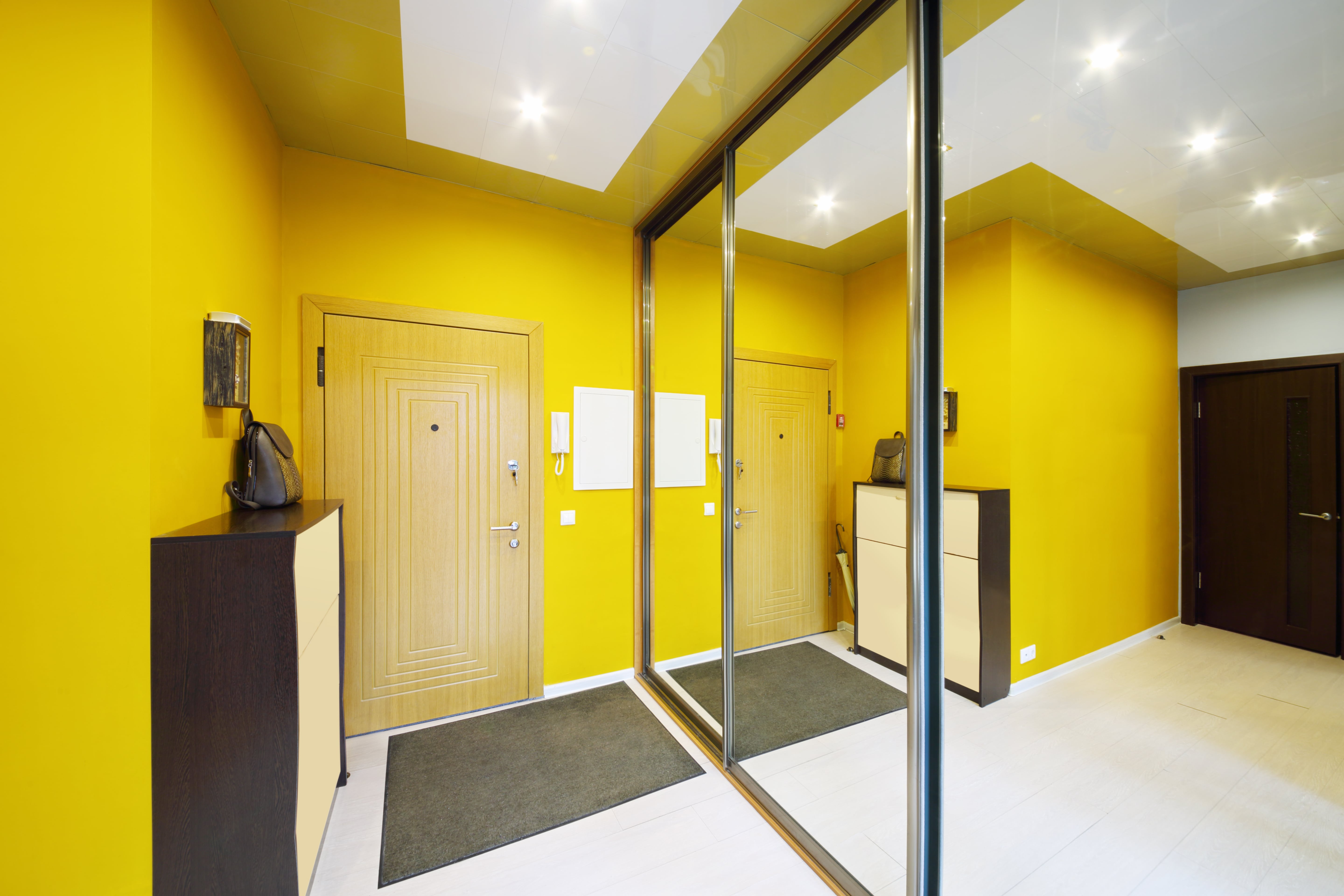 желтые обои на стенах небольшого коридора